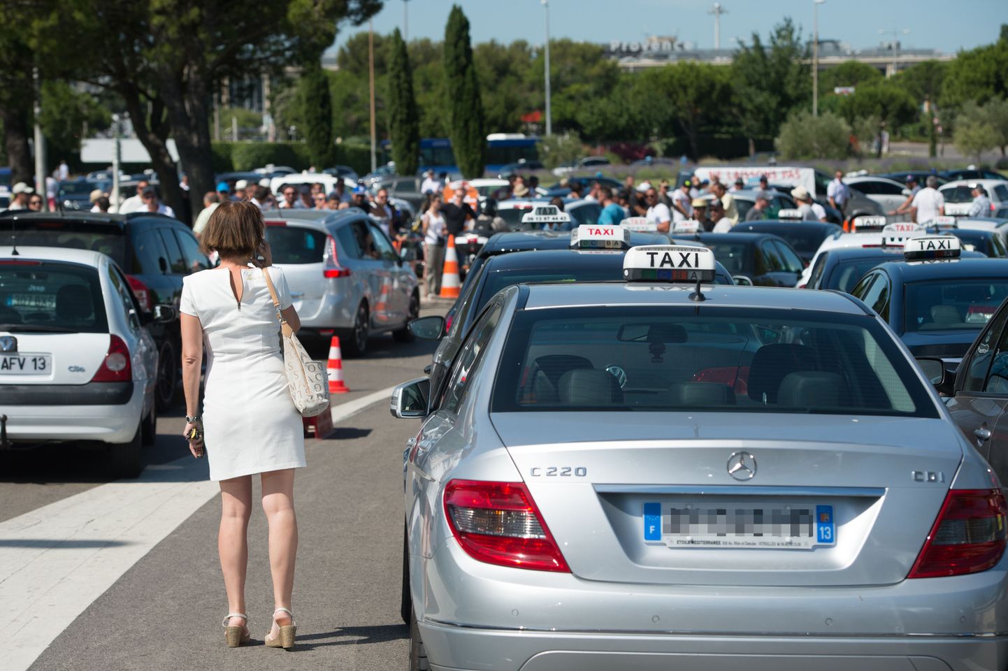 26. juunil blokeerisid Uberi vastu protestivad prantsuse taksojuhid ligipääsu Marignane'i lennujaama.