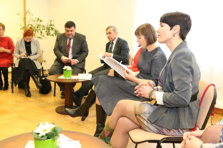 President Kersti Kaljulaid kohtus Pärnumaa visiidil vabaühenduste esindajatega.