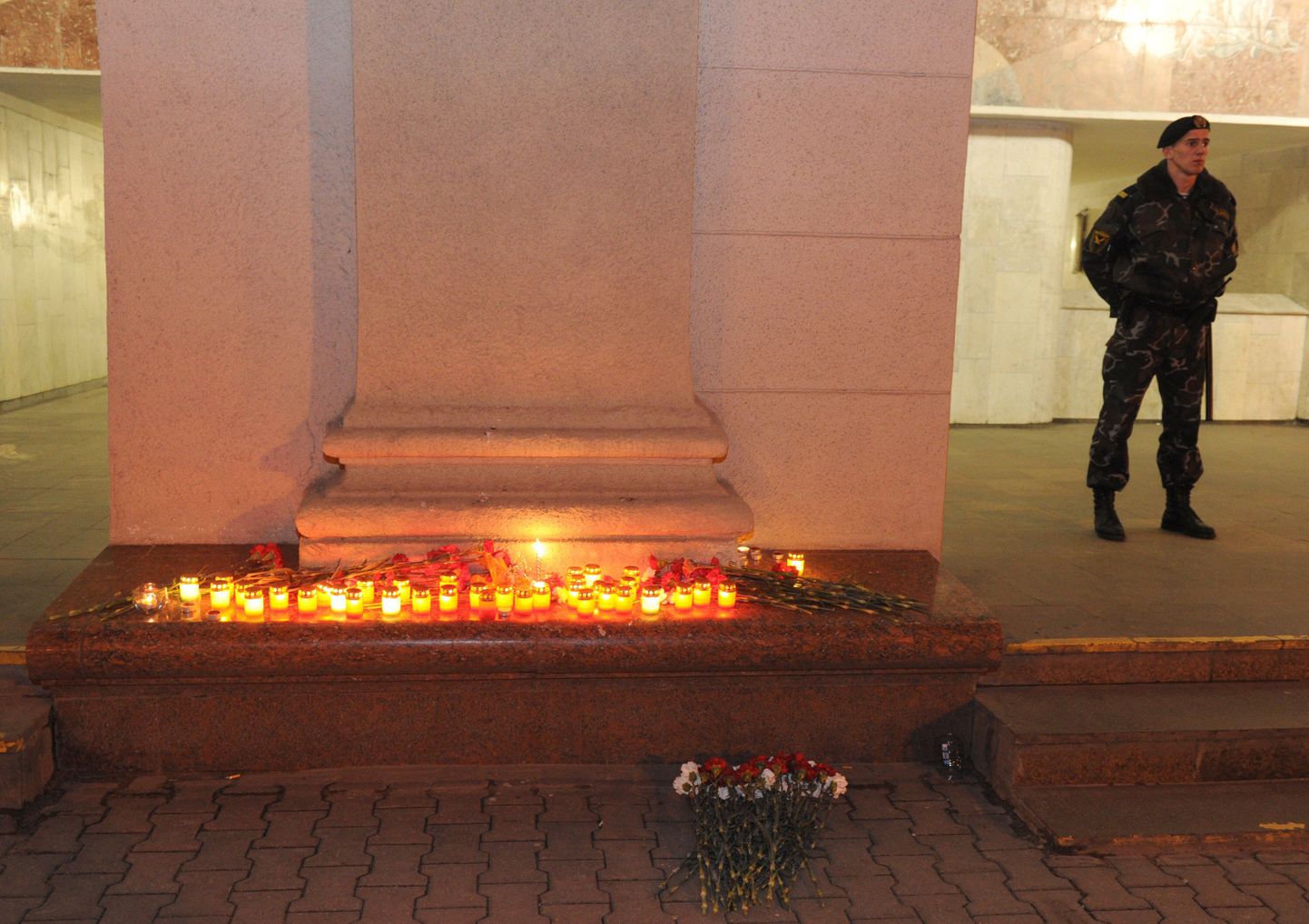 Leinaküünlad Minskis Oktjabrskaja metroopeatuse juures, kus plahvatuses sai surma üle kümne inimese.
