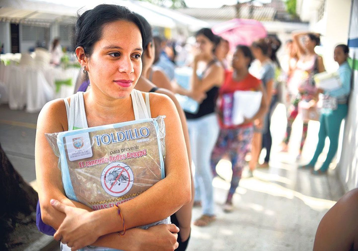 Министерство здравоохранения Колумбии бесплатно раздает беременным женщинам москитные сетки для защиты от укусов Aedes aegypti – желтолихорадочных комаров, являющихся переносчиками вируса Зика. Эта женщина живет в городе Кали.