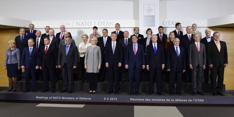 Kaitseministrite kohtumine Brüsselis. Eesti kaitseminister Hannes Hanso seisab teises reas vasakult kolmandana. Foto: Scanpix
