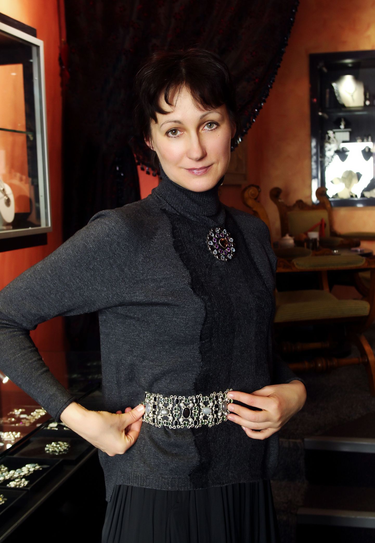 Ювелир Марина Аганина демонстрирует, как отлично широкий браслет может смотреться в качестве детали пояса.