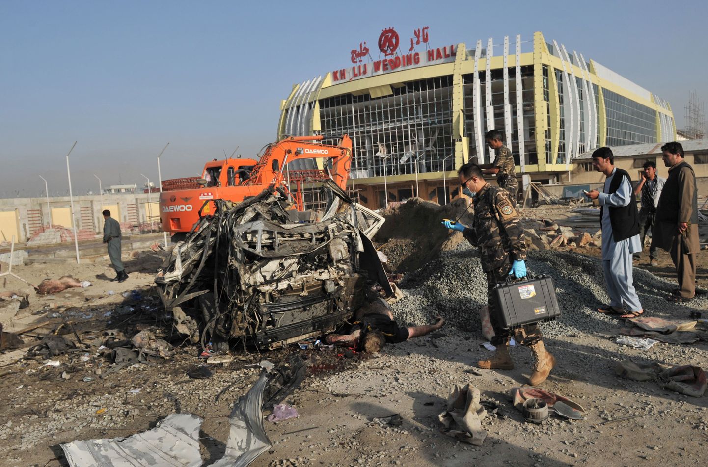 Julgeolekujõudude ametnikud ja pommieksperdid plahvatuspaigas Kabulis.