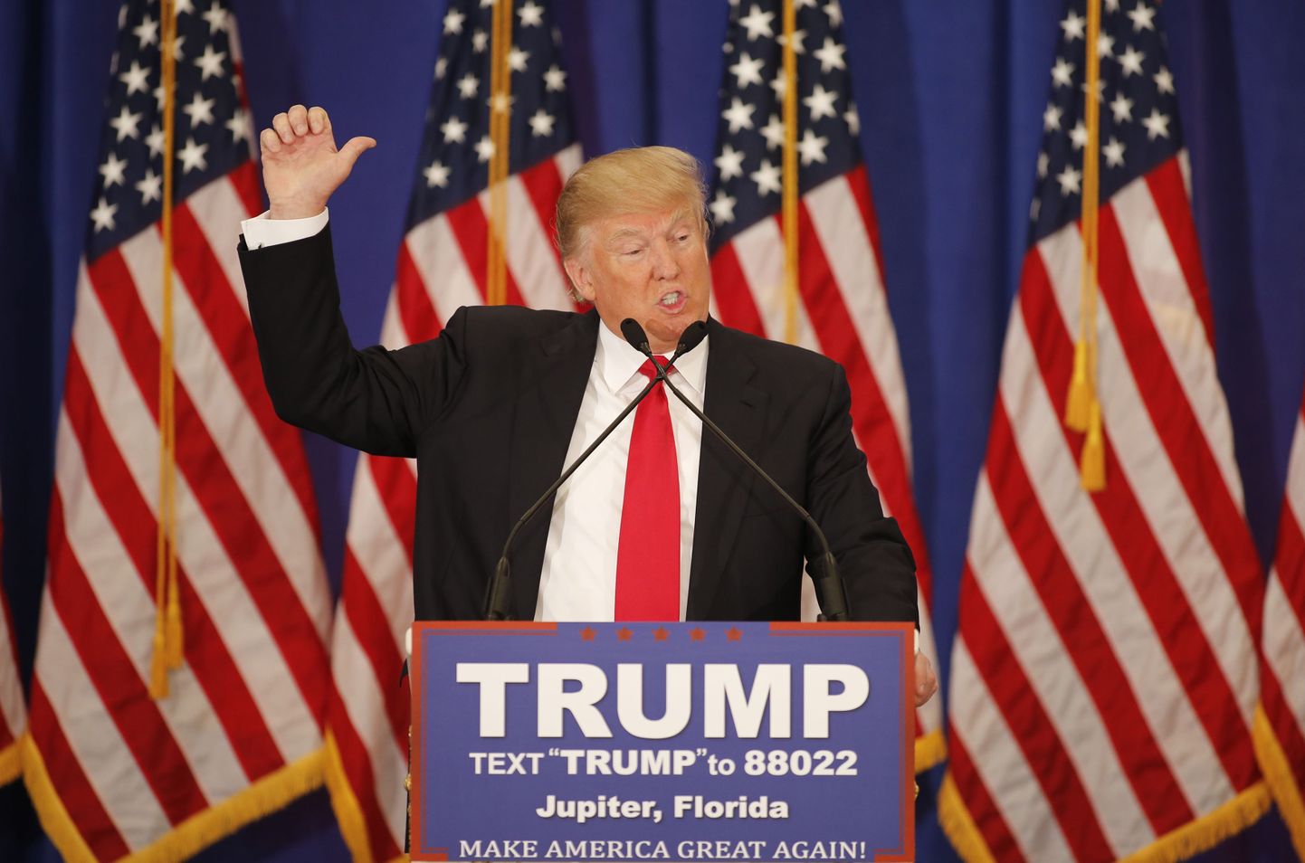 Võidukas Donald Trump Michigani eelvalimiste heast tulemusest teada andmas.