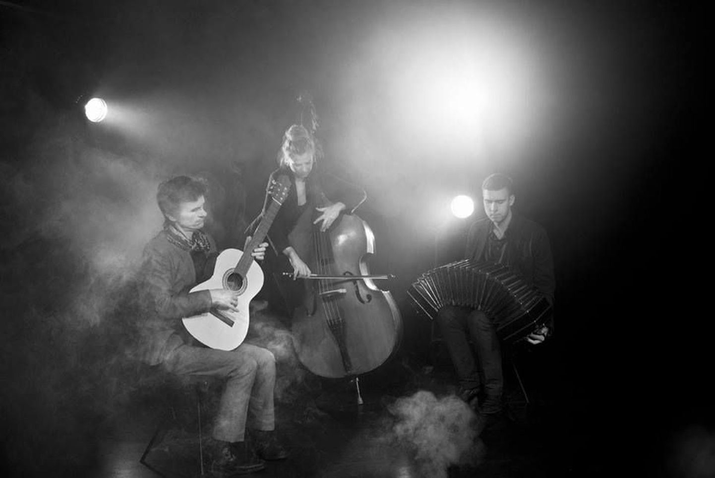 Trios on koos kitarr, kontrabass ja bandeoon. Mängivad Marek Talts, Mingo Rajandi ja Kaspar Uljas.