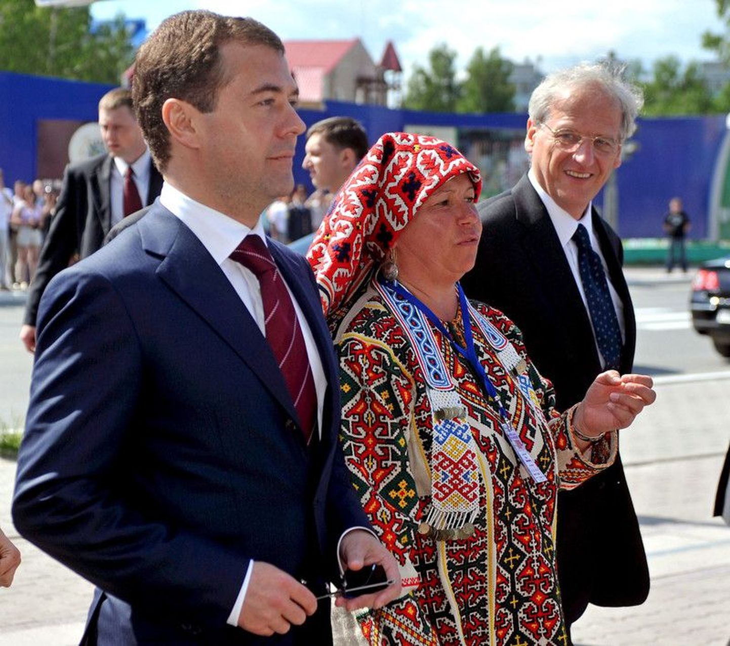Venemaa tollane president Dmitri Medvedev ja Ungari president László Sólyom kõnnivad koos rahvariides naisega soome-ugri rahvaste maailmapäeval Siberis.