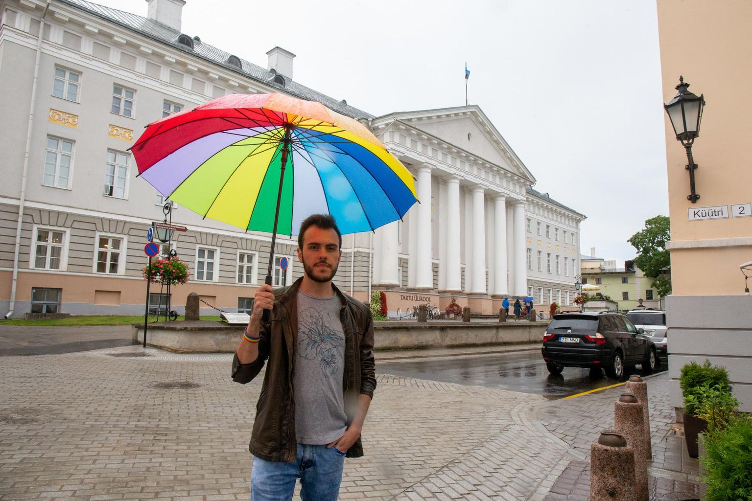 Tartu ülikoolis tudeerivat Brasiilia päritolu üliõpilast Conrado Cerqueirat teeb murelikuks võimalik töötamispiirang 16 tundi nädalas. Siseministeerium kinnitas, et ülikoolides juba õppivaid kolmandate riikide üliõpilasi see ja ka teised seadusemuudatused ei puudutaks.