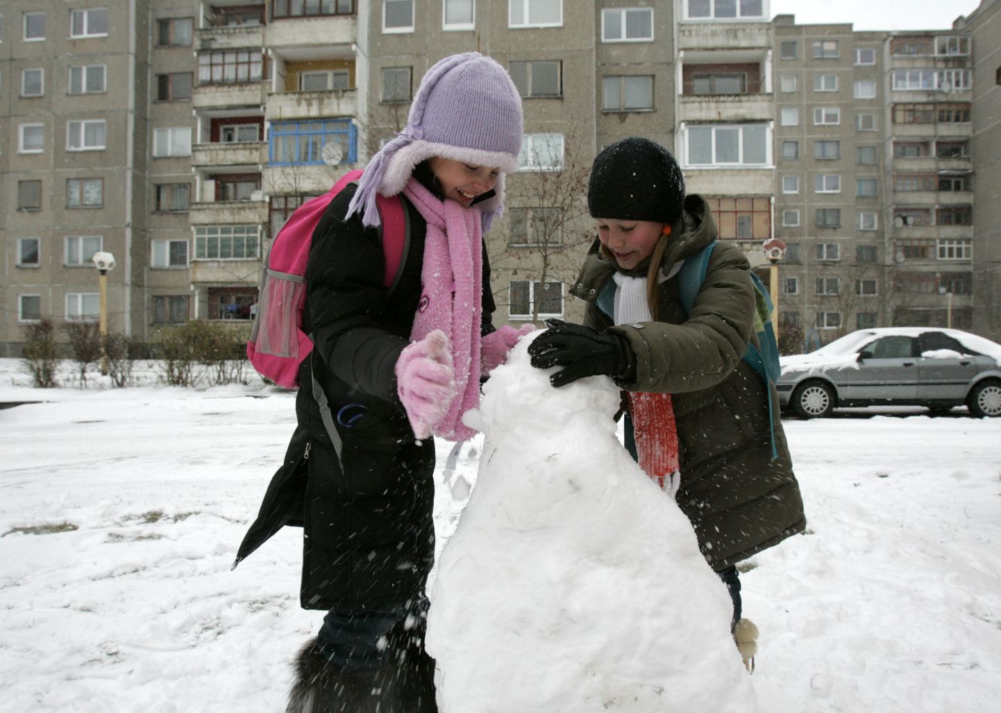 Leedu lapsed lumememme ehitamas.