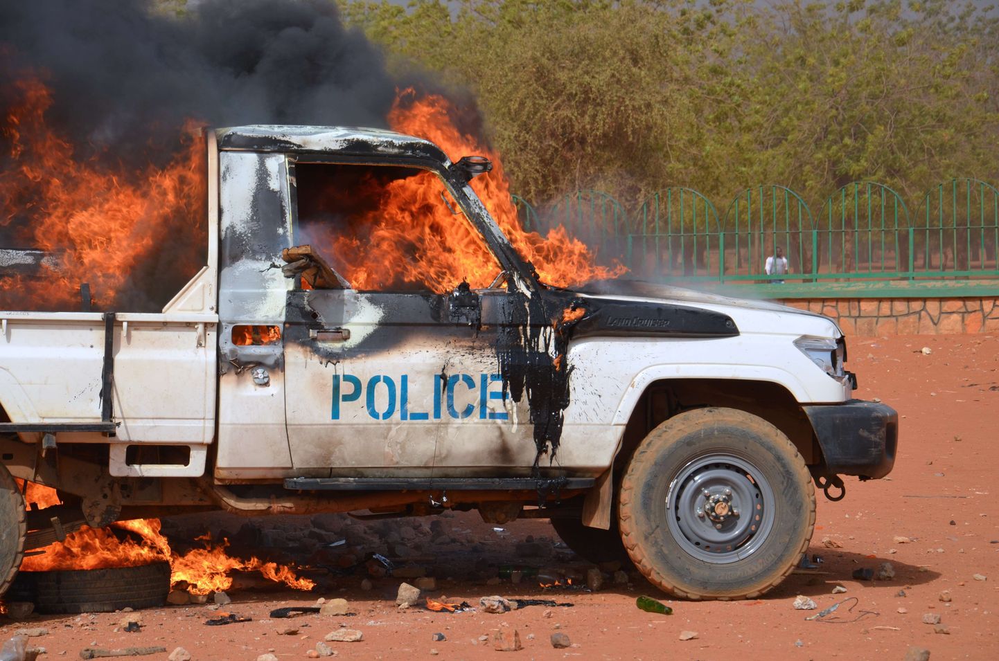 Täna Niameys põlema süüdatud politseiauto.