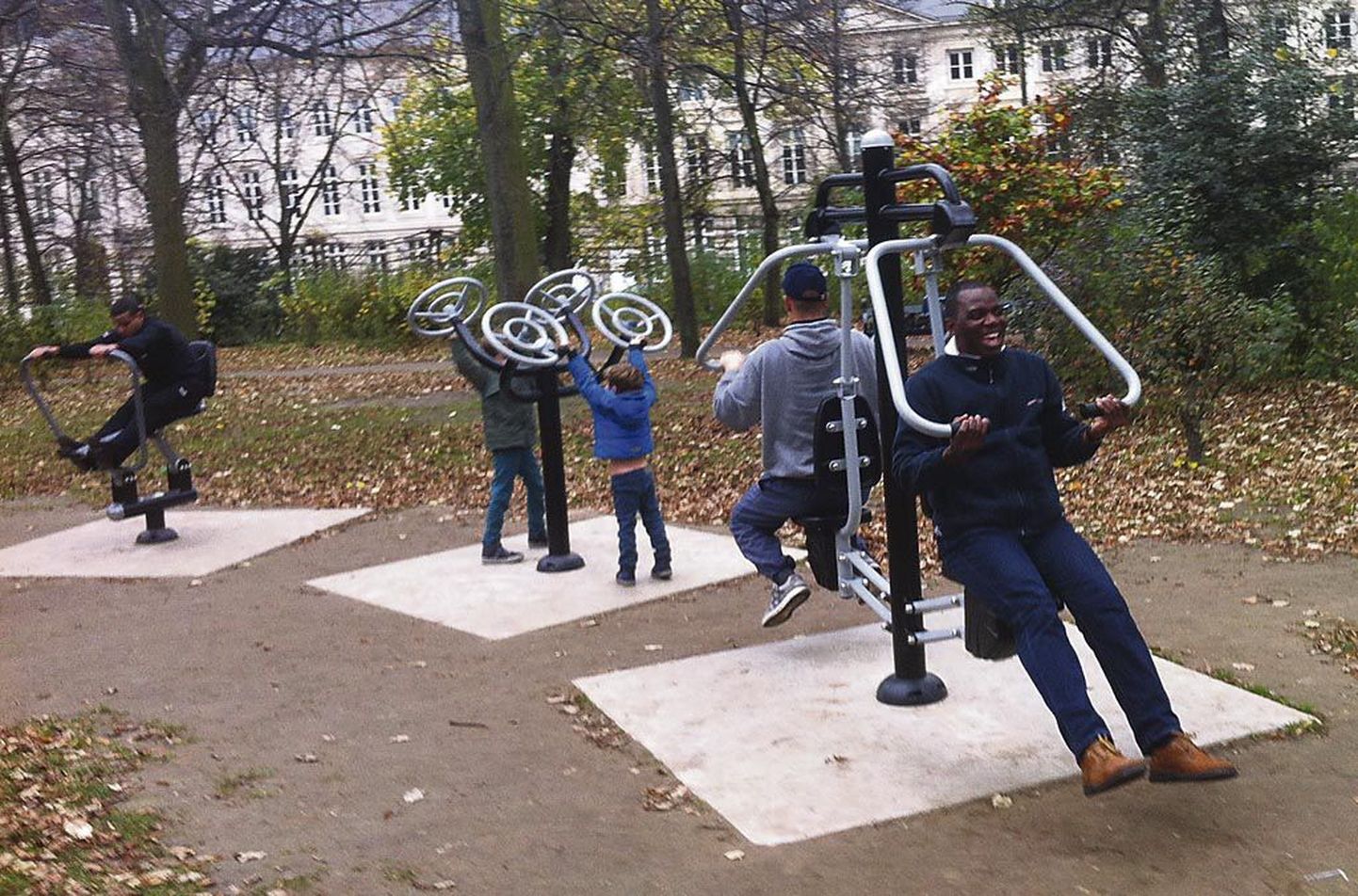 Brüsseli parkides võib iga soovija jõudu koguda. Huvilisi leidub.