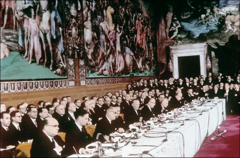 Rooma lepingu sõlmimine. Vasakult esimene on Belgia välisminister Paul-Henri Spaak, keda peetakse Euroopa Liidu üheks alusepanijaks. Foto: AFP/Scanpix