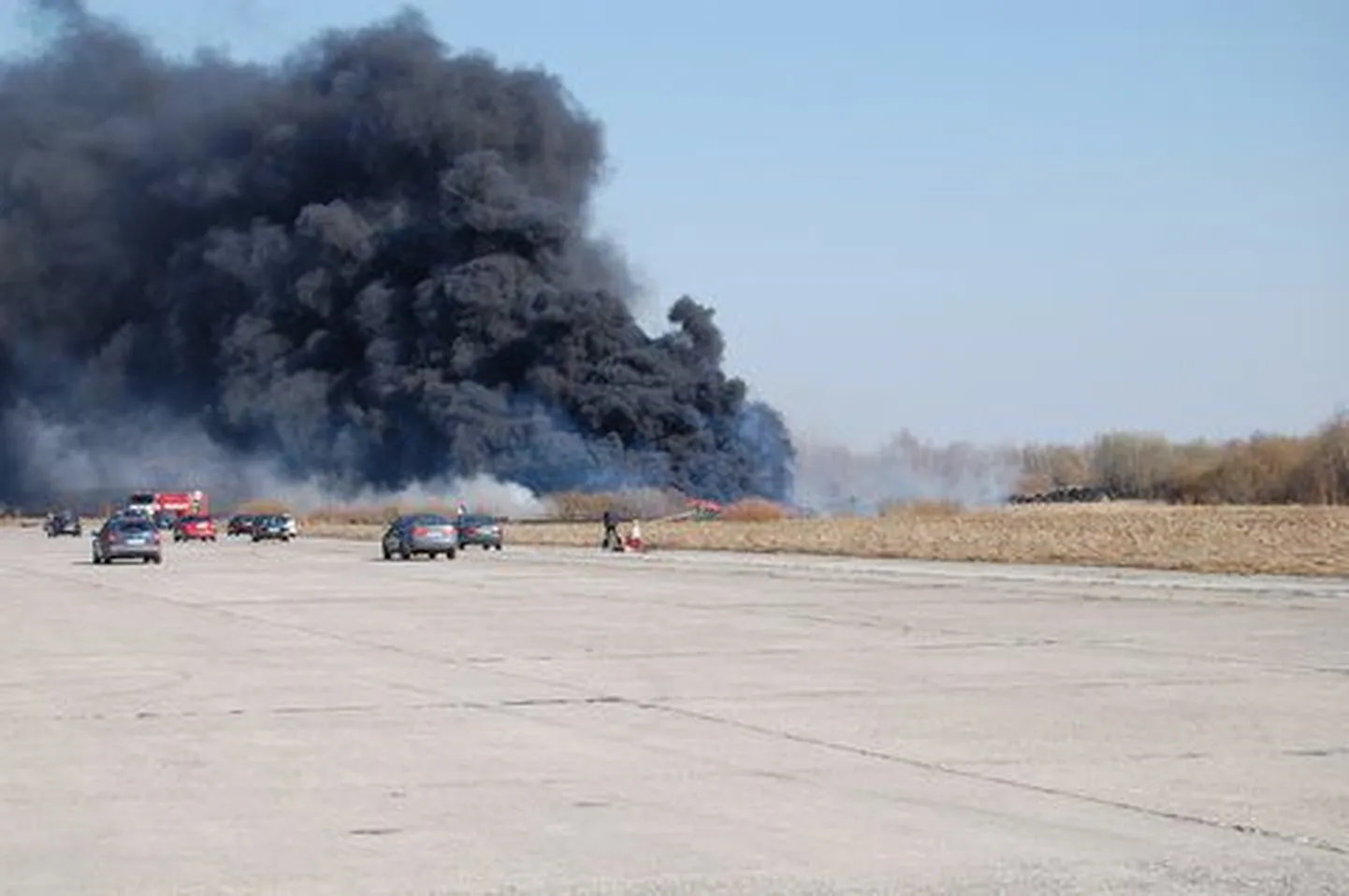 Raadi lennuväljal põlesid autokummid.