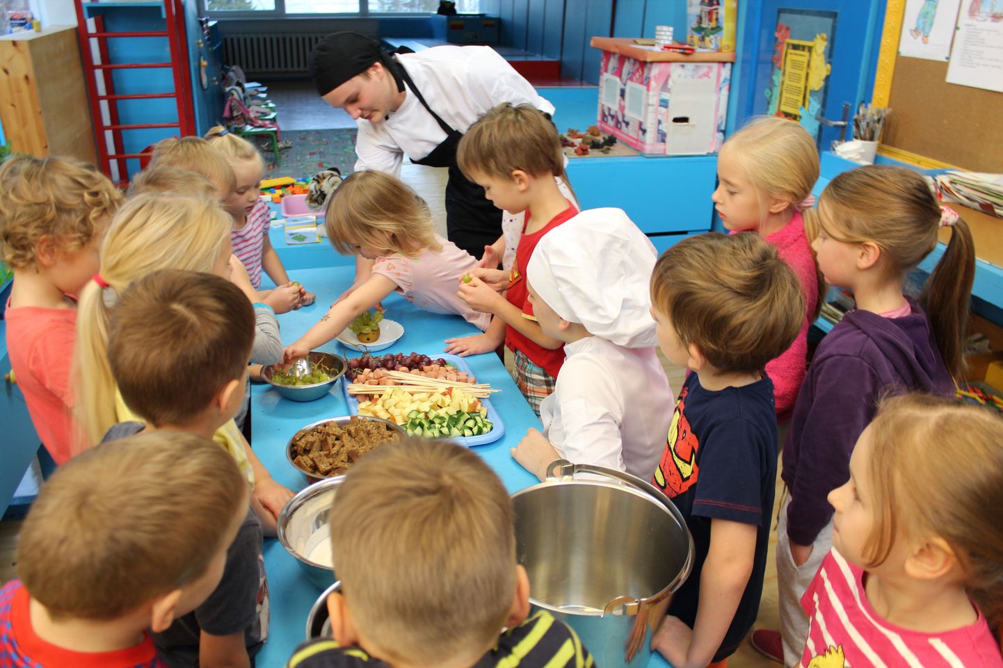 Pärnumaa kutsehariduskeskuse kokaõpilased valmistasid koos Tralli lasteaia mudilastega süüa.
