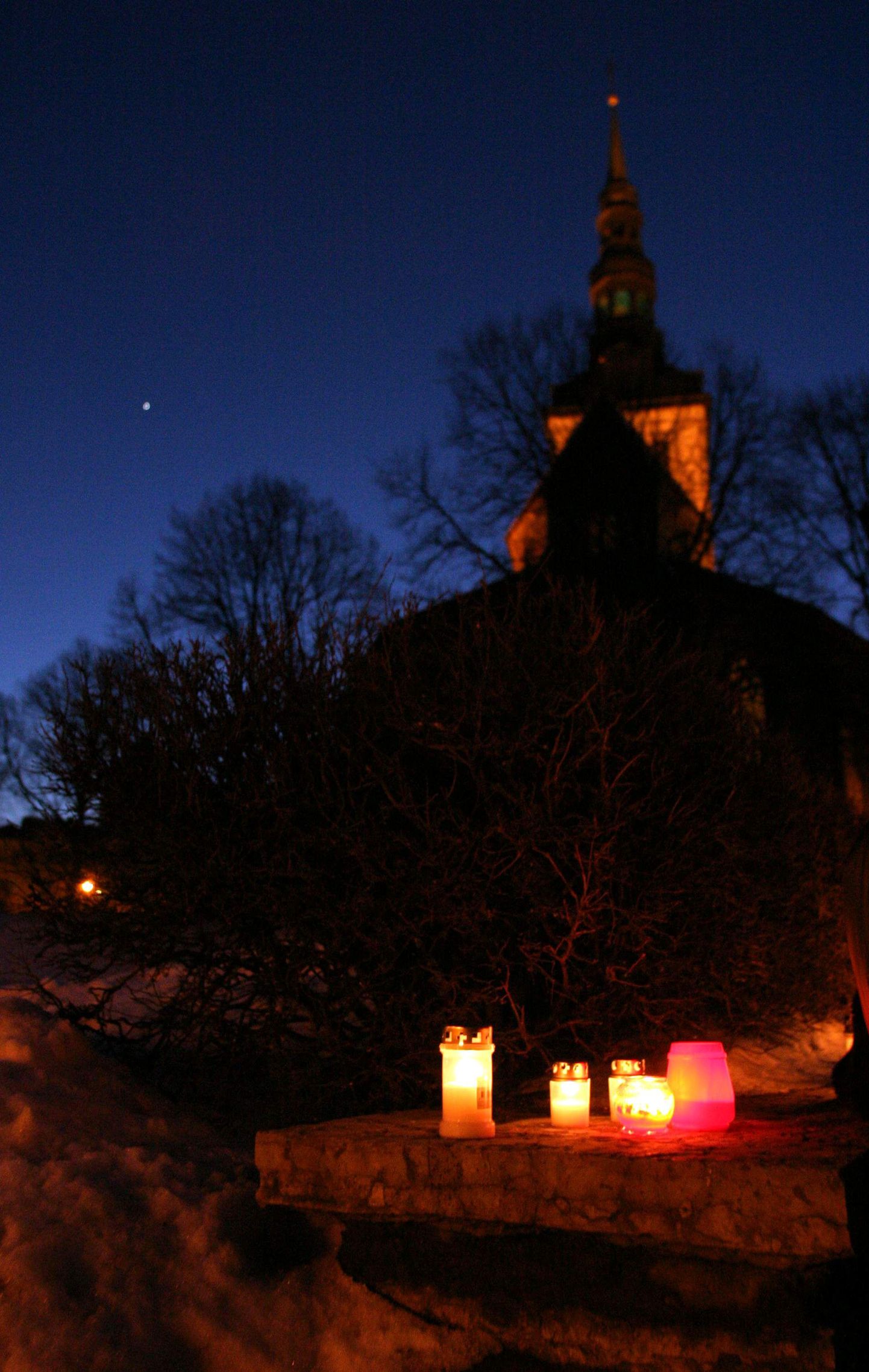 Tallinna märtsipommitamise 60. aastapäeva tähistamine leinaküünalde süütamisega.