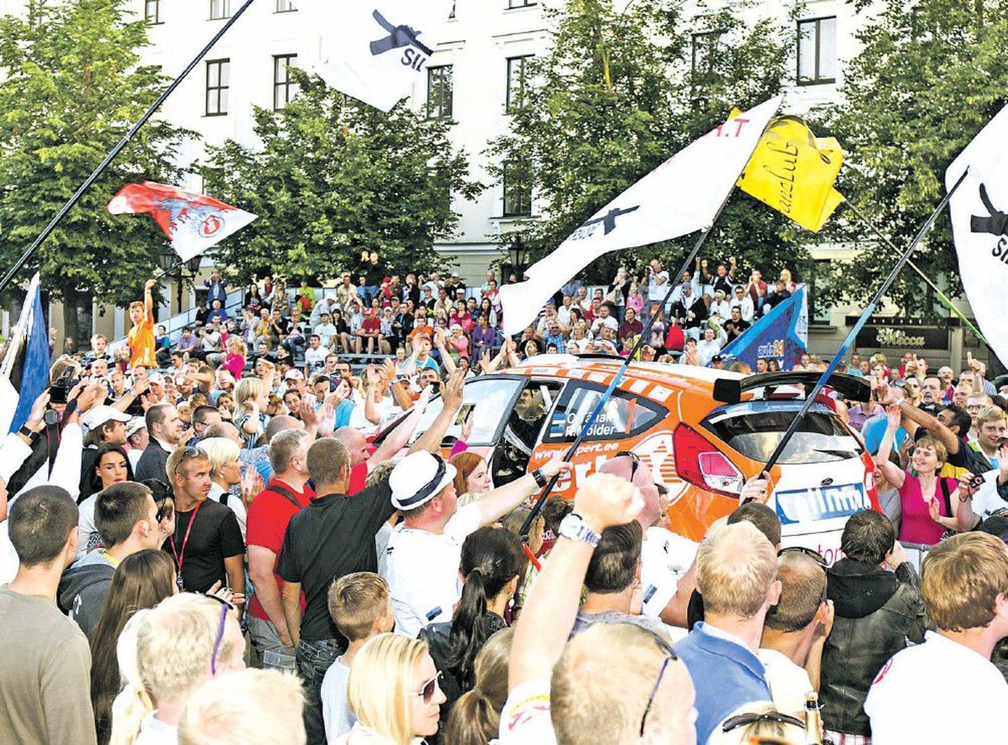 Rally Estonia võitjate Ott Tänaku ja Raigo Mõlderi auto on sukeldunud fännimerre – oma tippude kaasalöömine on vägeva ürituse sünni alus.