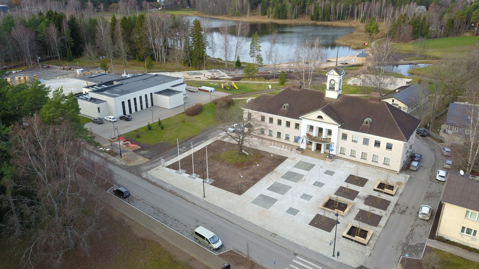 Elva Kesk tänav, vallavalitsus, kultuurikeskus ja taamal Arbi järv.