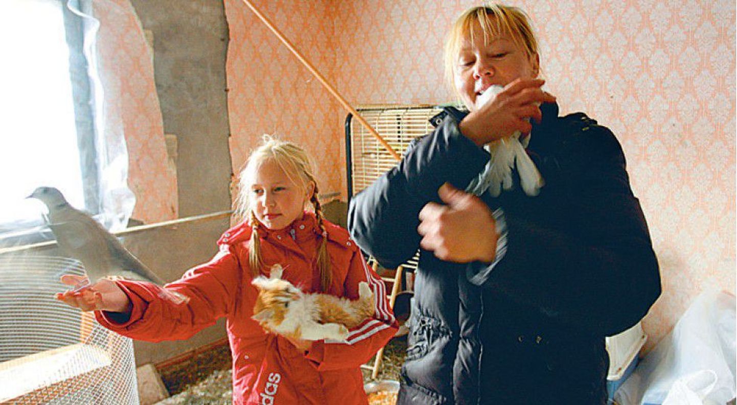 Olena Vool (paremal) tütar Marellega kuu aega tagasi Saaremaal. Mõlemad hoidsid toona peos naerutuvisid.
