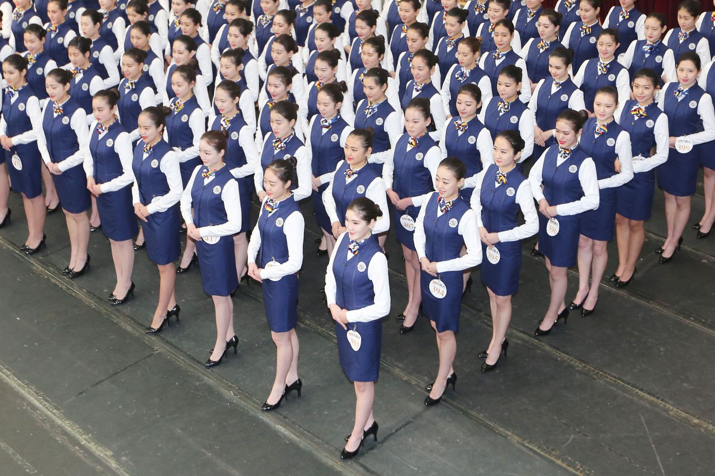 QINGDAO, Hiina noored osalemas võistlusel, et saada stjuardessiks