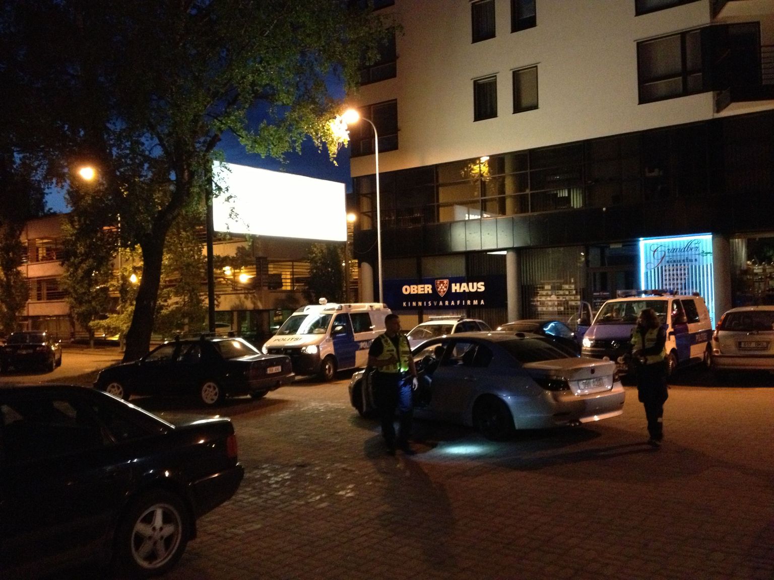 Kogenud ja terava silmaga politseinikud suunasid narkojoobe kahtlusega juhid tänavalt parklasse, kus neile tehti kiirproov ja kontrolliti üle ka autod. Nii mõnestki masinast tuli välja kanepipiipe, aga ka meelemürki ennast.