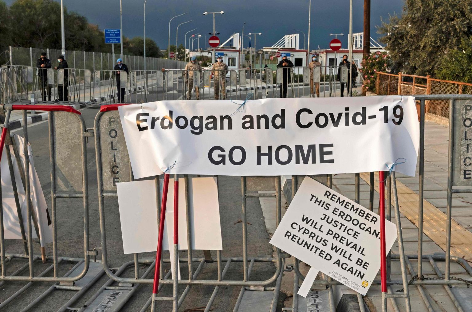 «Erdoğan ja Covid-19, minge koju,» soovitas loosung kaht Kürpose saare osa ühendava kontrollpunkti kreeklaste poolel.