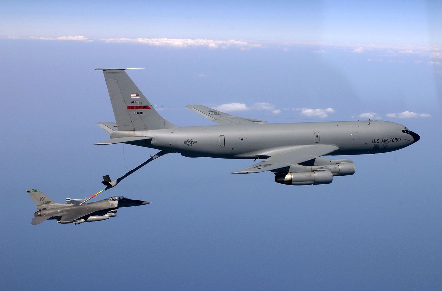 USA ründelennukid A-10 harjutatavad tankurlennukiga KC-135 ründelennukite õhus tankimist.