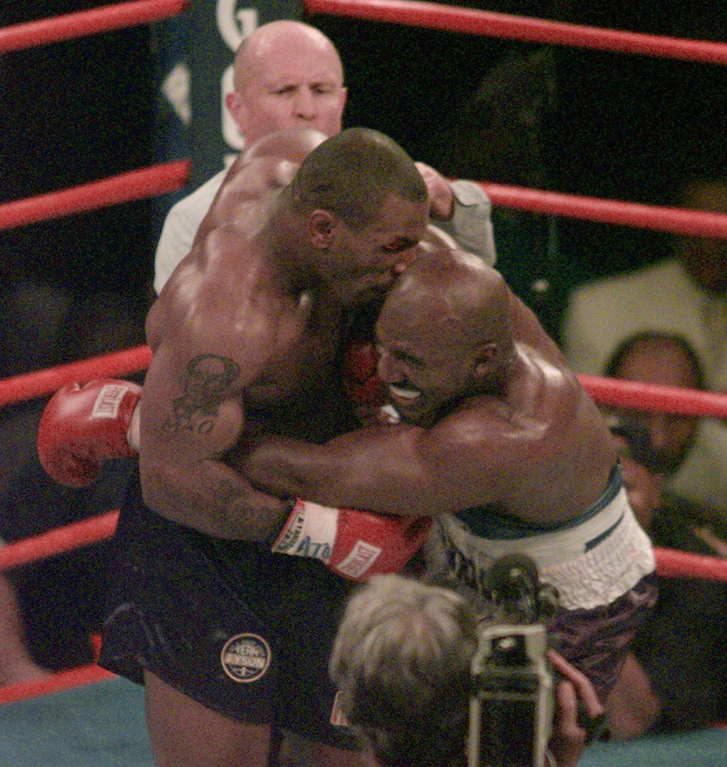 Pilt 1997. aastast, mil Mike Tyson (vasakul) hammustab Evander Holyfieldi kõrvast tüki välja.