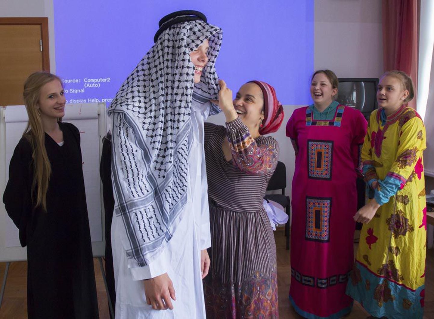 Eesti soost moslemi Kristi Ockba korraldatud töötoas said Paalalinna kooli õpilased muu hulgas selga proovida araabia maades kantavaid riideid.