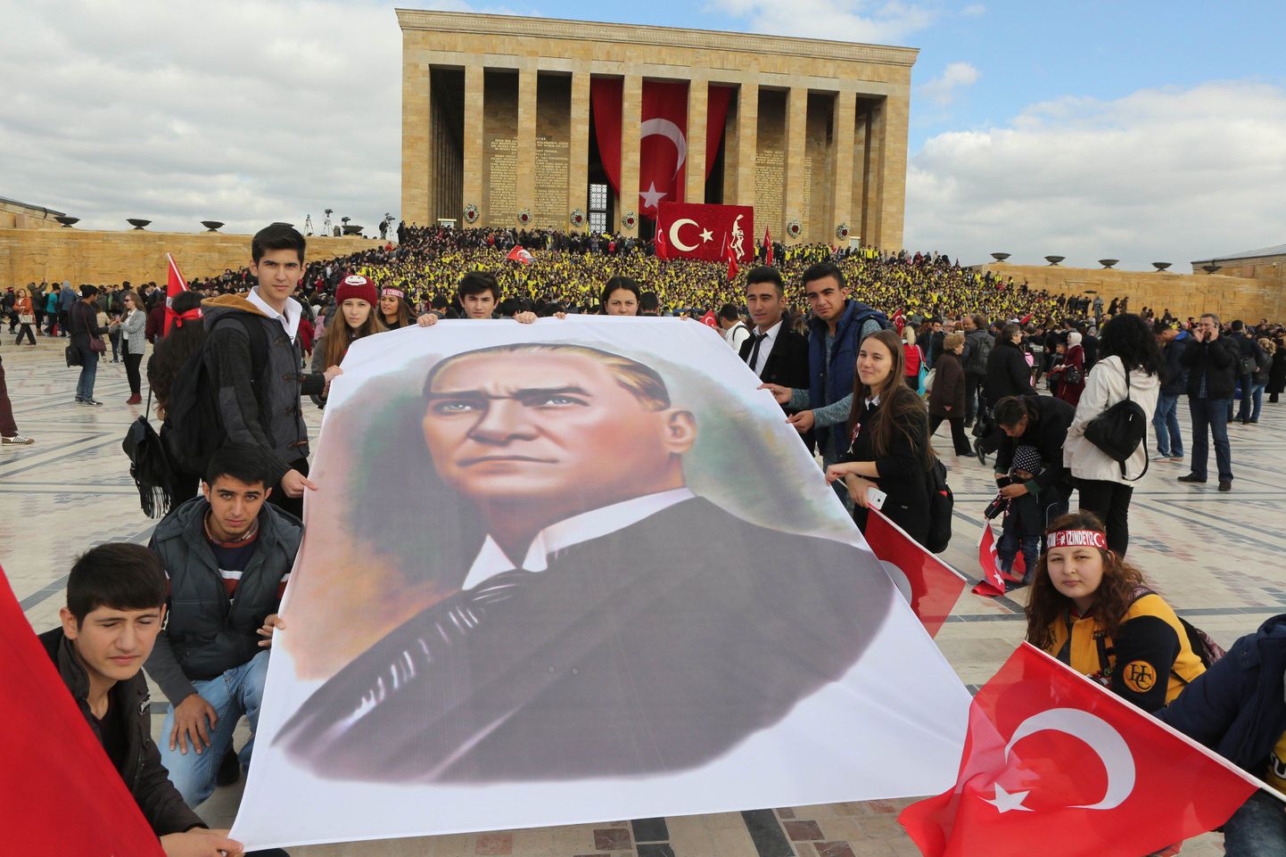 Vabariigi rajaja surma-aastapäeva tähistajad täna Ankaras tema mausoleumi ees.