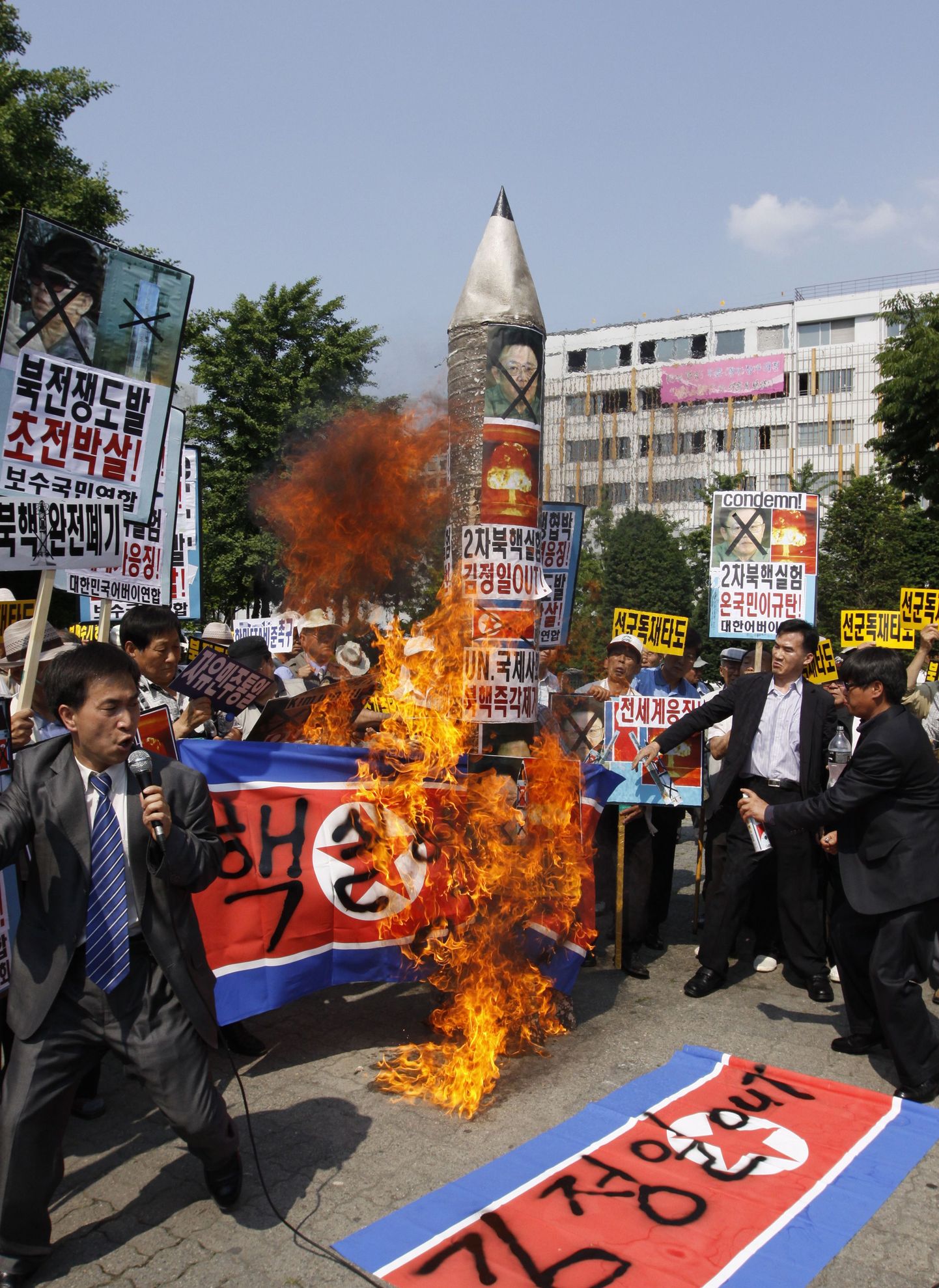 Põhja-Korea vastu protesteerivad meeleavaldajad põletamas Sŏulis suletud kommunistliku riigi lippe.