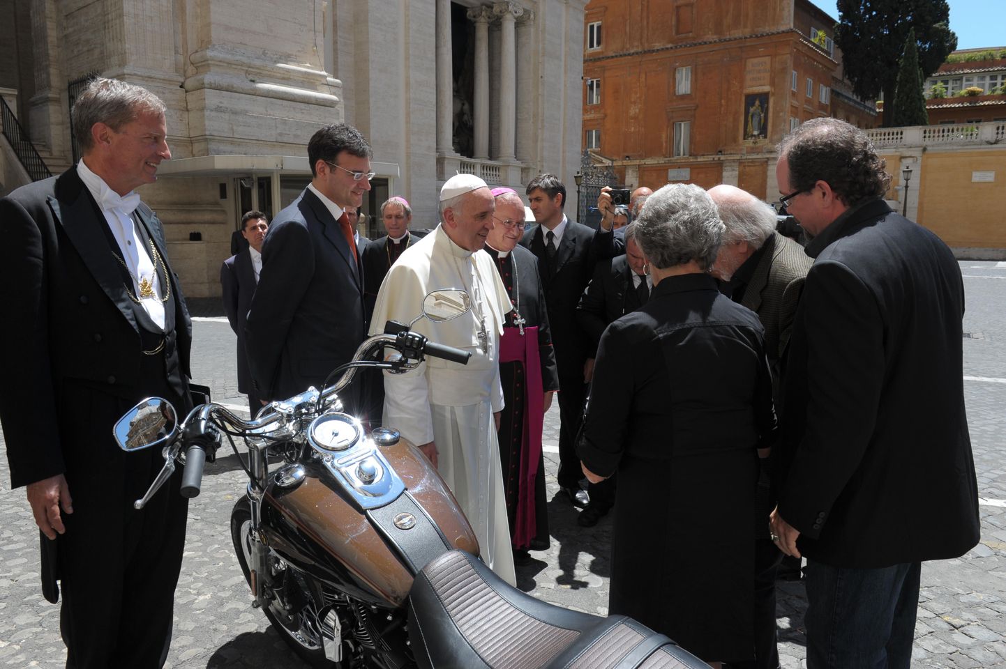 Paavst talle kingitud Harley Davidsoni mootorrattaga