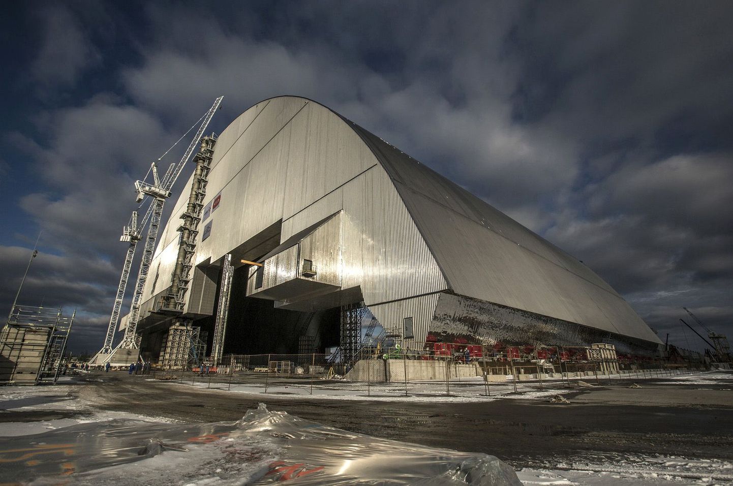 Tšornobõli tuumajaama neljandat reaktorit katma hakkav maailma suurim liigutatav metallehitis.