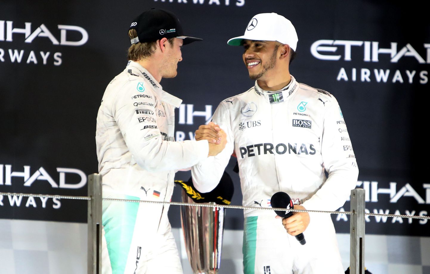 Lewis Hamilton poodiumil Nico Rosbergi õnnitlemas.
