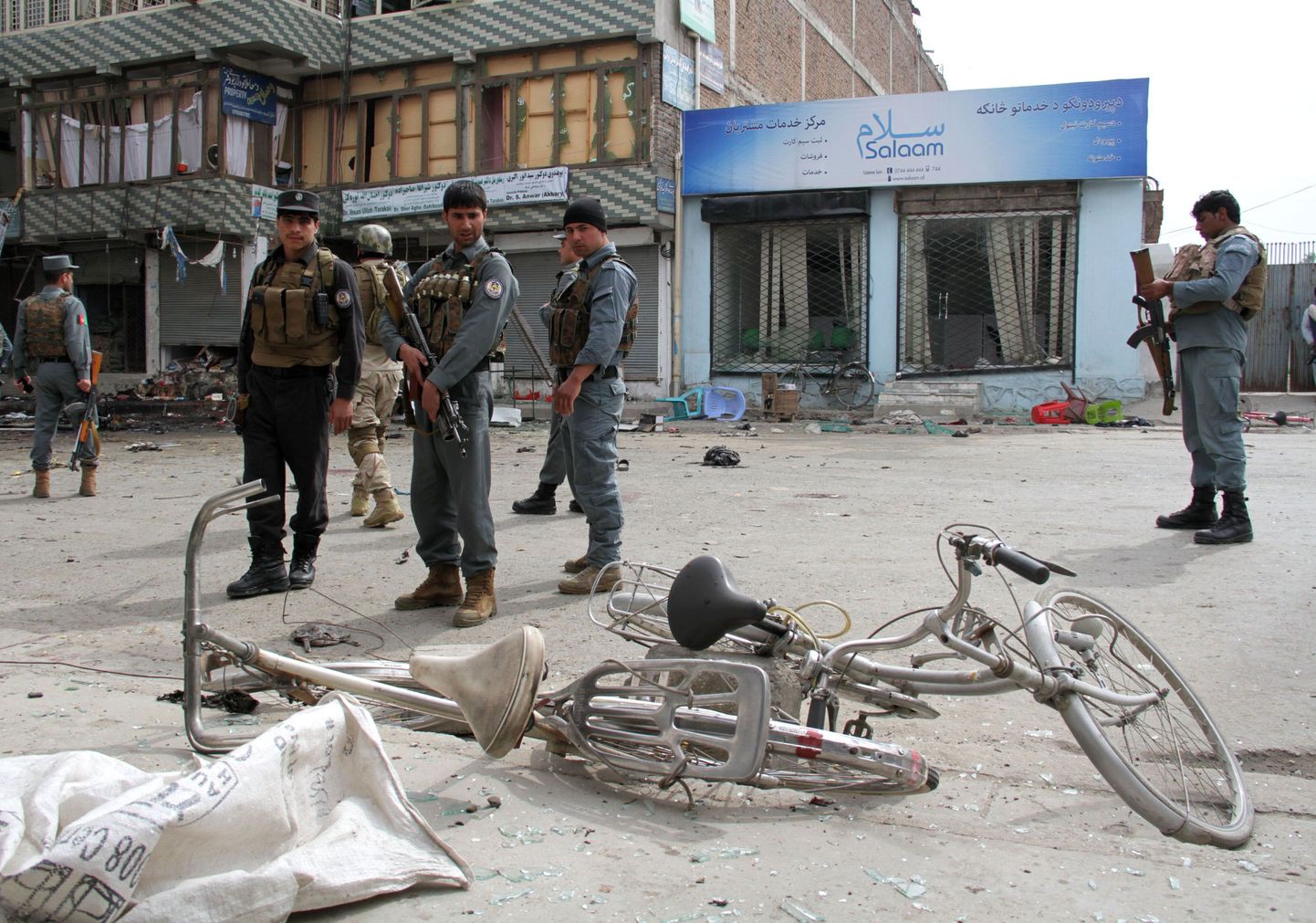 Afganistani politseinikud Nangarhari provintsis paigas, kus täna leidis aset enesetapurünnak, mis nõudis vähemalt 33 inimelu.