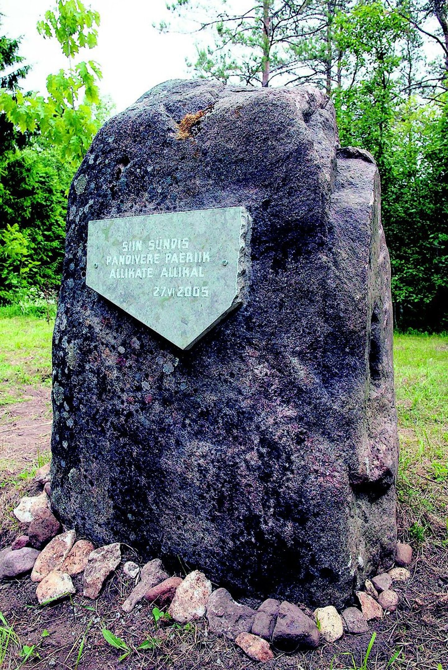 Kivi Emumäel meenutab  koostööleppe sõlmimist kuue omavalitsuse vahel.