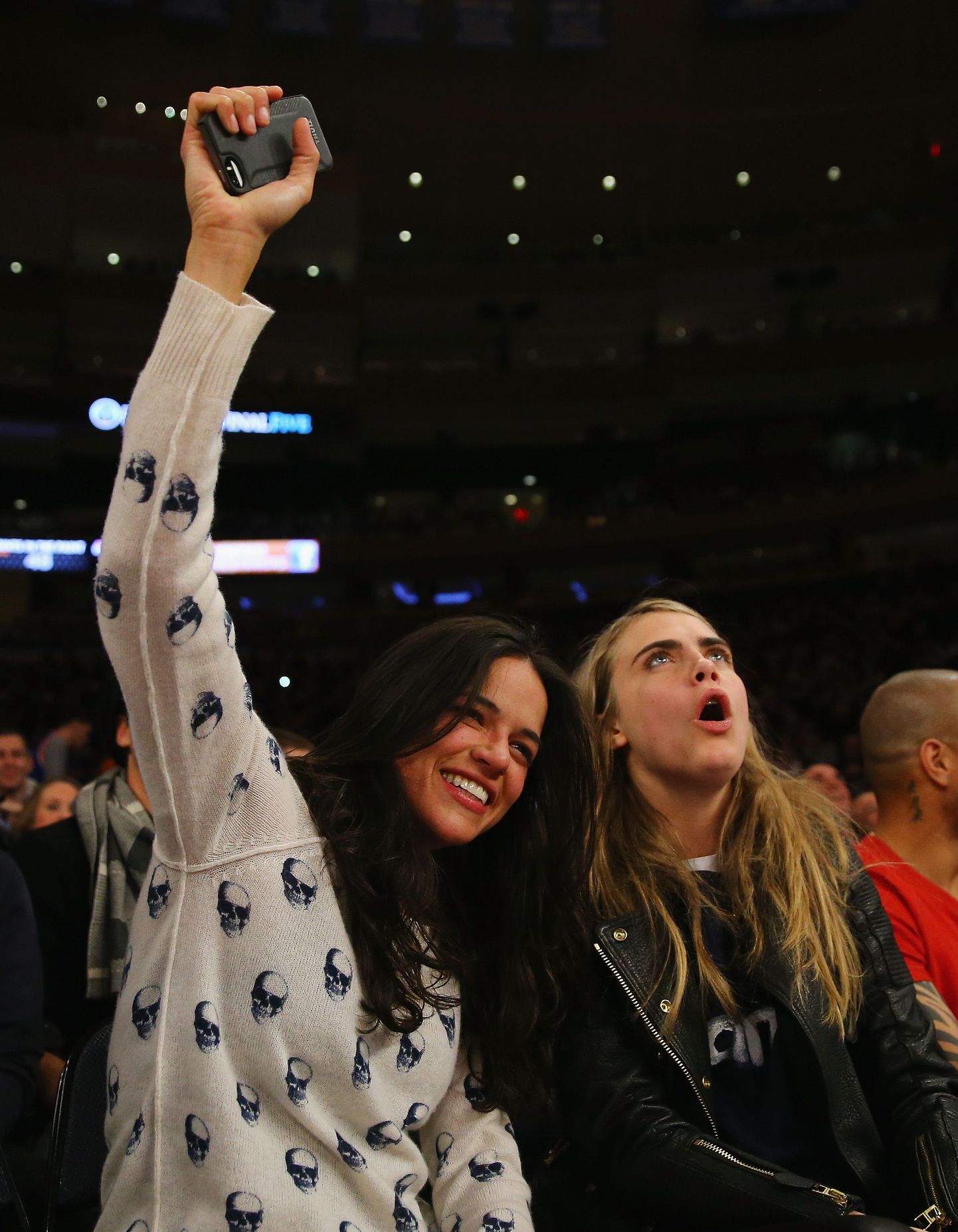 Cara Delevingne ja Michelle Rodriguez tõmbasid kossumängul nina täis