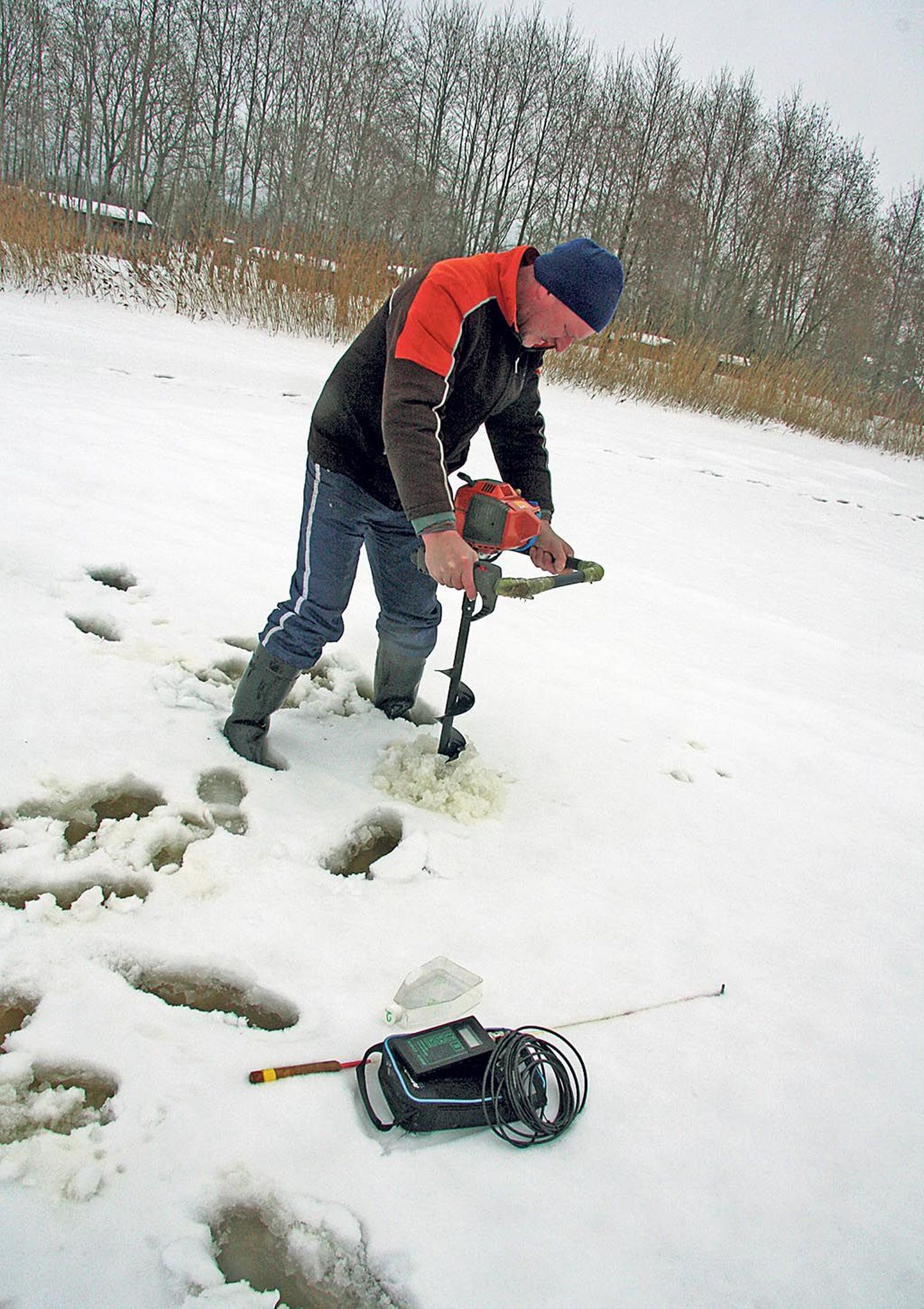 Pärnumaa rannikuäärsed järved olid hapnikunäljas 2003. aasta varakevadelgi, kui jäässe puuris auke Tõstamaaa valla vabakutseline kalur Aare Sutt.