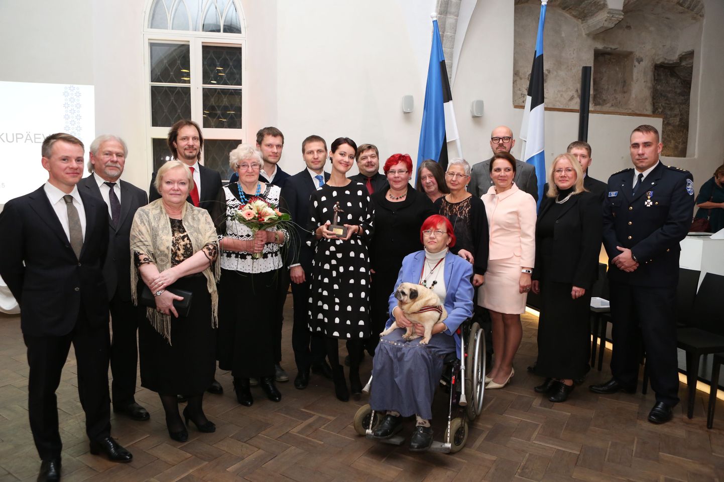 Kodanikupäeval aumärgiga tunnustatud inimesed koos siseministri Hanno Pevkuri ja kultuuriminister Indrek Saarega.