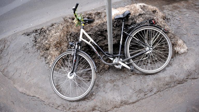 Viņķeles pie Ministru kabineta atstātais velosipēds uzskatāmi norāda uz novietņu trūkumu Rīgā 