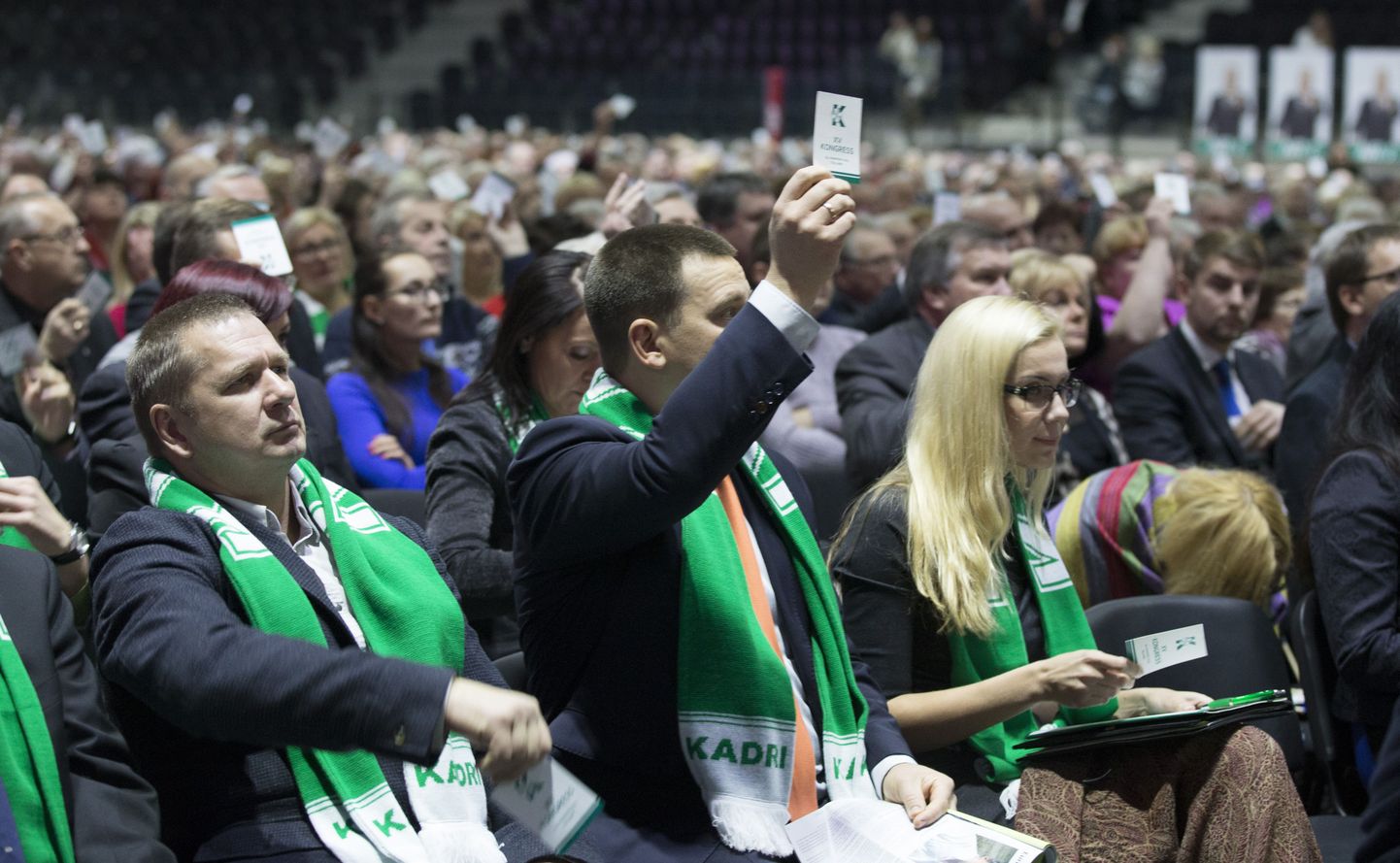 Kadri Simsoni toetajad kandsid kongressil oma eelistuse märgiks rohelist salli. Esireas vasakul Keskerakonna Valgamaa piirkonna esimees Endel Uppin.