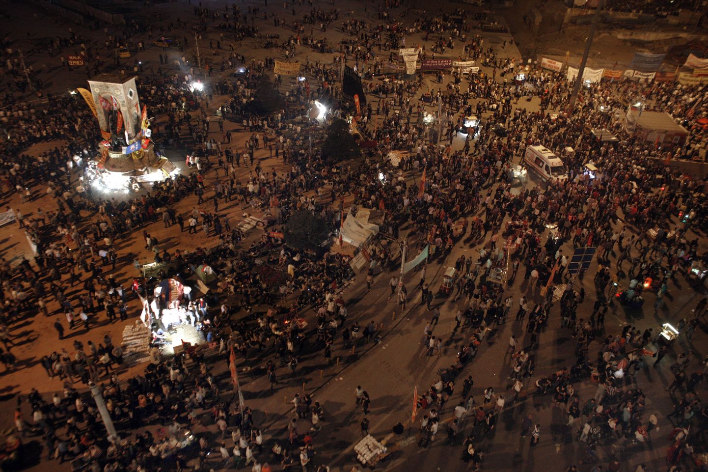 Istabuli Taksimi väljakule kogunesid tuhanded meeleavaldajad.