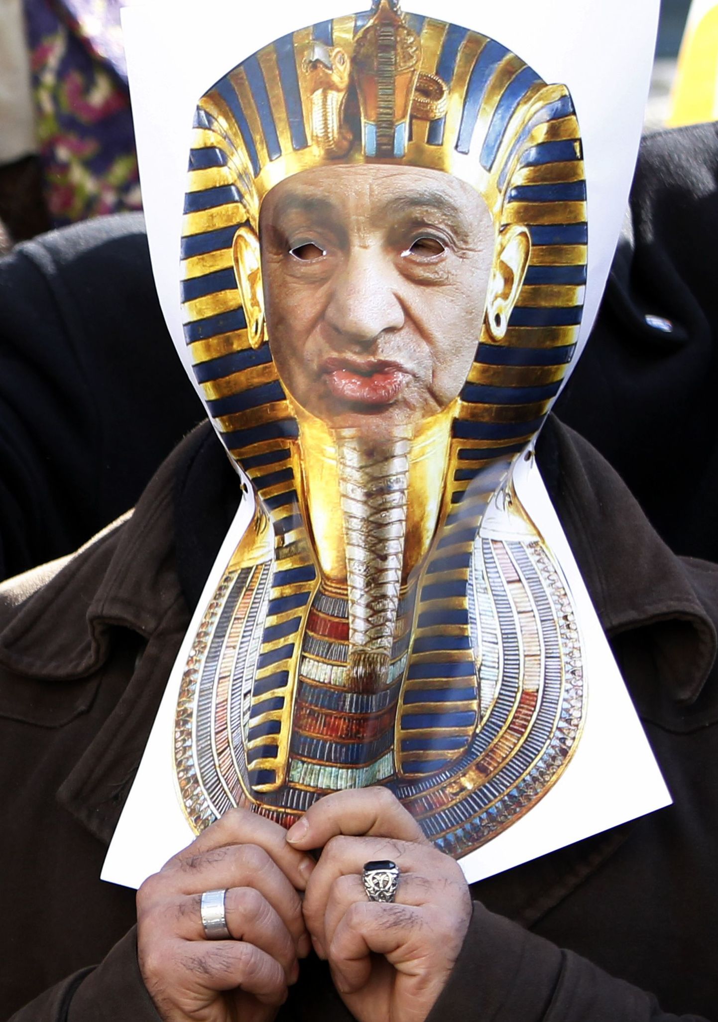 Hosni Mubarak on maailma kõige rikkam inimene? Fotol protestija kandmas maski, mis koosneb Mubaraki näopildist ja vaarao Tutanhamoni surimaskist