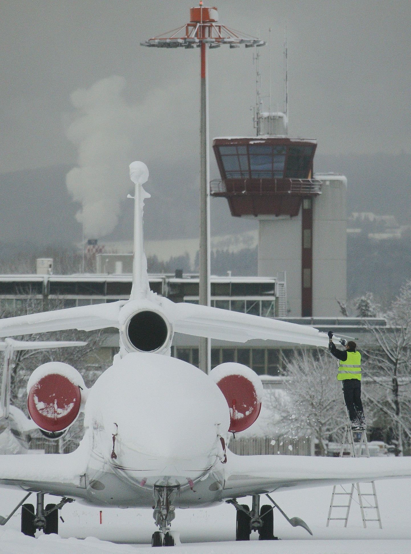 Lume alla mattunud lennuk Zürichi lennuväljal.