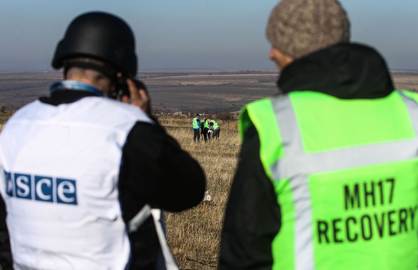 OSCE vaatleja ja Hollandist tulnud uurija lennu MH17 allakukkumispaigas Hrabove küla lähistel.