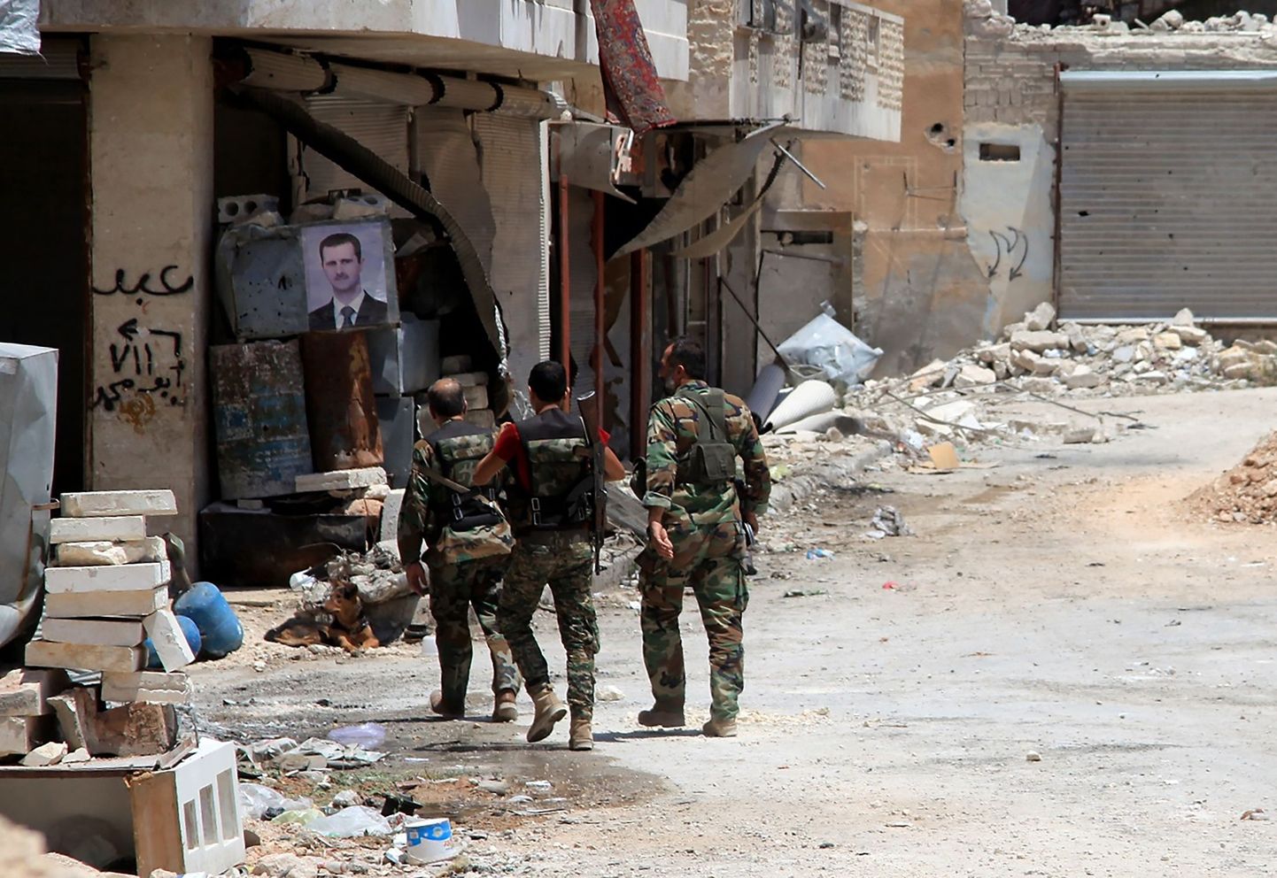 Süüria valitsusvägede sõdurid Aleppo linnas.