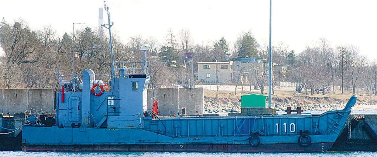 Endine sõjaväe parvlaev PVL-110 seisab praegu kasutult Miiduranna sadamas.