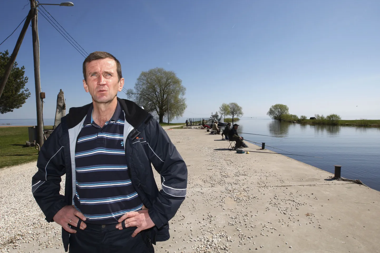 Pildil Mustvee endine linnapea Pavel Kostromin Mustvee sadamas.