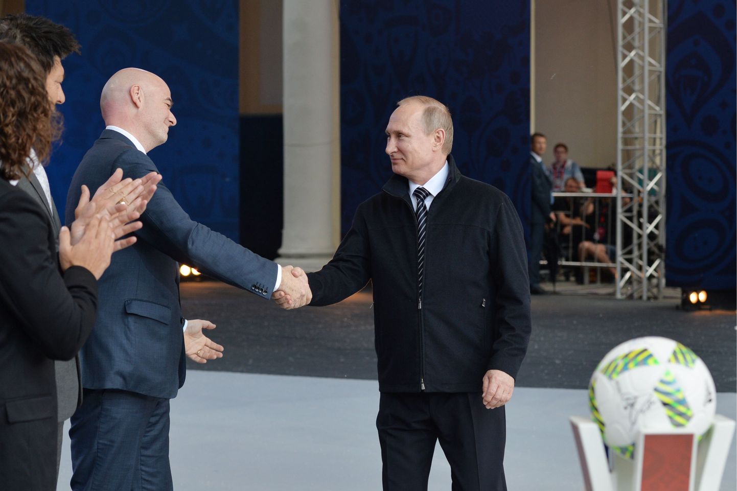 Vene president Vladimir Putin kätlemas Rahvusvahelise Jalgpalliliidu (FIFA) presidendi Gianni Infantinoga.
