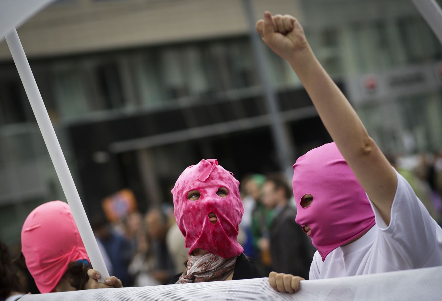 Punkansambli Pussy Riot poolehoidjad, kes eeskujudega sarnanemiseks kannavad samuti maske. Pilt on tehtud opositsiooni meeleavalduselt 15. septembril Moskvas.