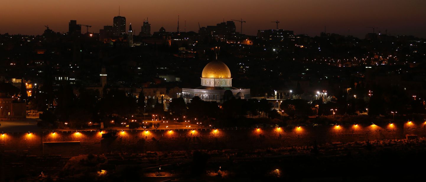 A general view taken on October 13, 2016, shows the Dome of Rock at the Al-Aqsa Mosque compound, a UNESCO heritage site, in the Old City of Jerusalem.
Israeli Prime Minister Benjamin Netanyahu criticized two draft resolutions on the "Occupied Palestine" that will be submitted to UNESCO, saying the UN agency for culture had "lost whatever legitimacy it had left." / AFP PHOTO / AHMAD GHARABLI