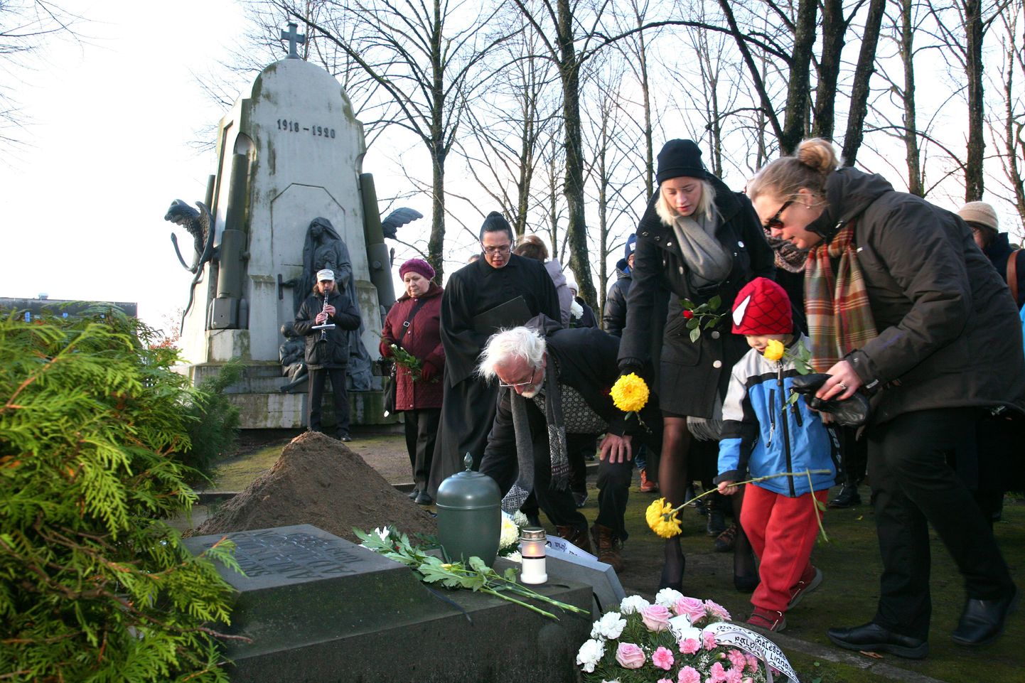 Pärnus Alevi kalmistul sängitati  skulptor Amandus Adamsoni kõrvale urn tema tütre Maria Maddalena Carlssoni tuhaga.